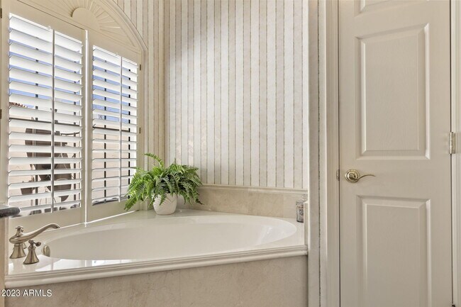 Building Photo - 10165 E Bella Vista Dr