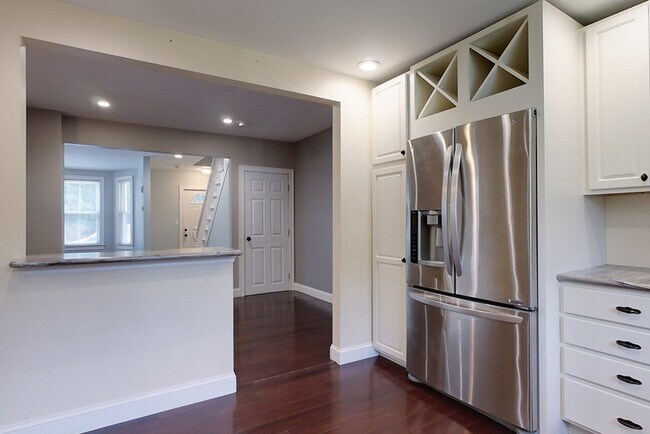 Building Photo - 10-12 Broadway St