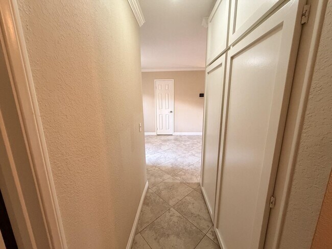 Building Photo - 39196 Sweetwater Dr
