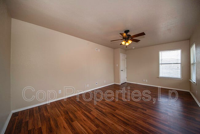 Building Photo - 518 Reba