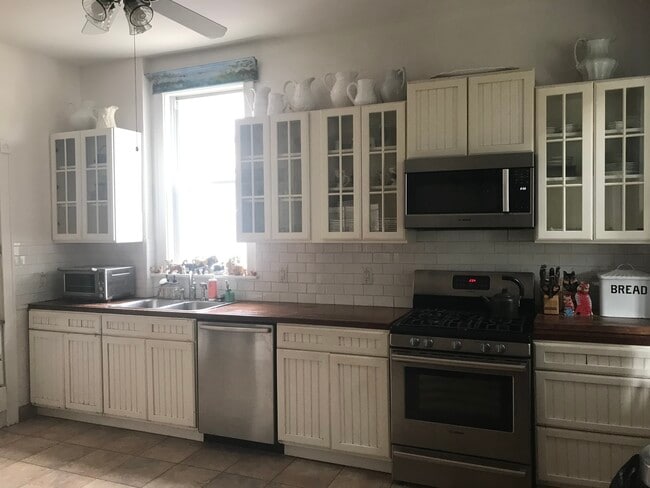 Building Photo - 2113 W Walton St