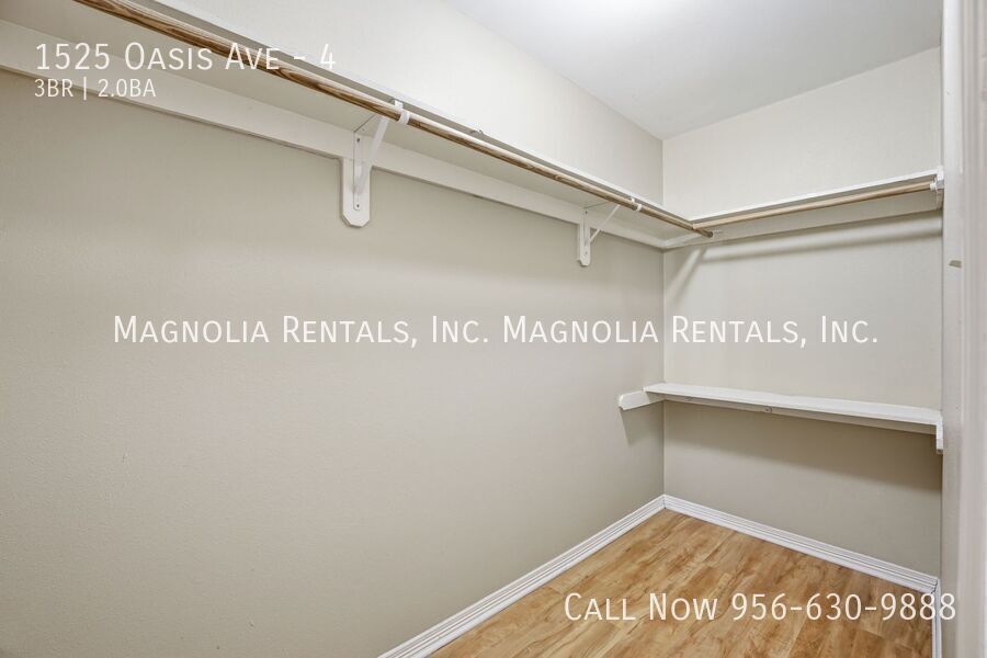 Building Photo - 1525 Oasis Dr