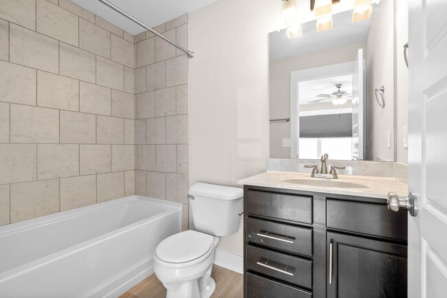 Building Photo - Large 2 Bedroom Condo For Rent Near Downtown Clarksville!