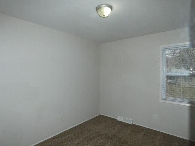 Building Photo - 5045 NE 56th Pl