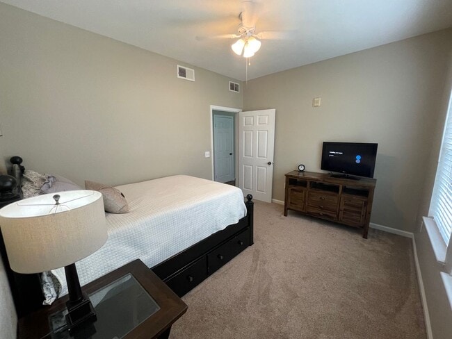 Building Photo - Barrington Park Condos!-  Beautifully update 3/2 on Ground Floor!