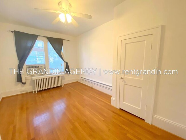 Building Photo - 2504 Longview Ave SW