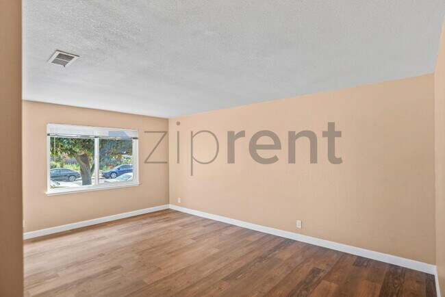 Building Photo - Unit