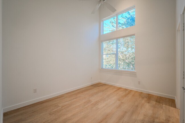 Building Photo - Stunning Modern Townhomes Newer Construction :: Henderson & Greenville Ave area