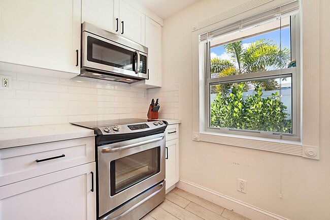 Building Photo - 711 NW 7th Dr