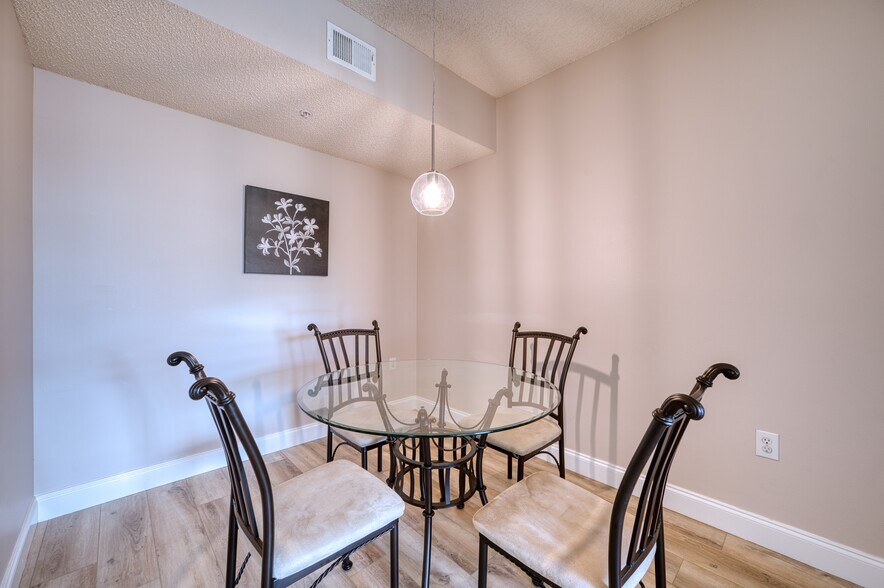 Dining - 5551 Bentgrass Dr