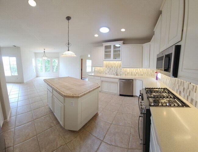 Building Photo - Contemporary Beautiful Spacious 4 bed 3 bath home