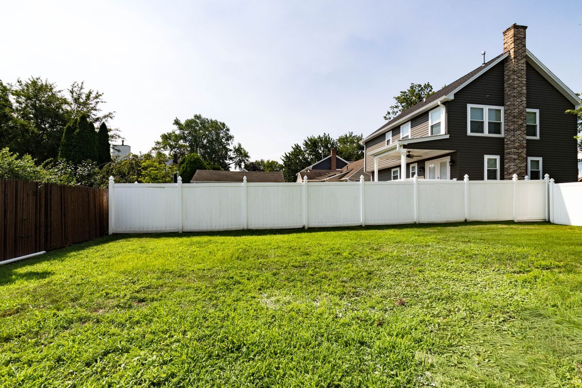 Building Photo - 563 Spruce Ave