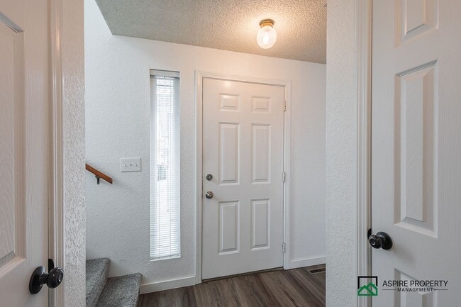 Building Photo - New Renovated 2 Bed 2 bath Townhome
