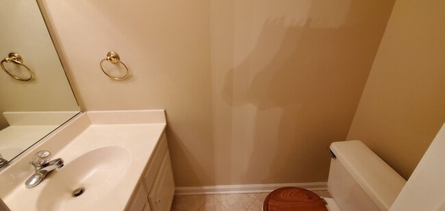 Building Photo - 2 Bedroom 2.5 Bathrooms Townhome