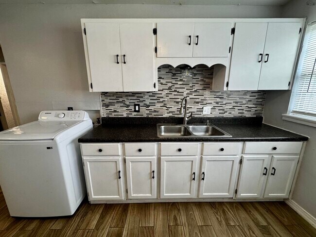 Building Photo - 1504 Red Fox Rd