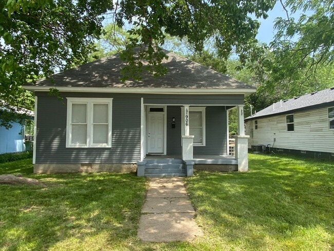 Building Photo - Recently updated, 1 bedroom with office space