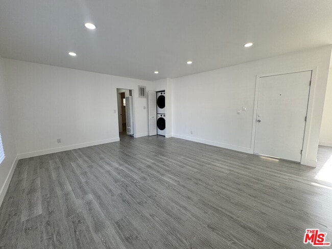 Building Photo - 1279 N Harper Ave