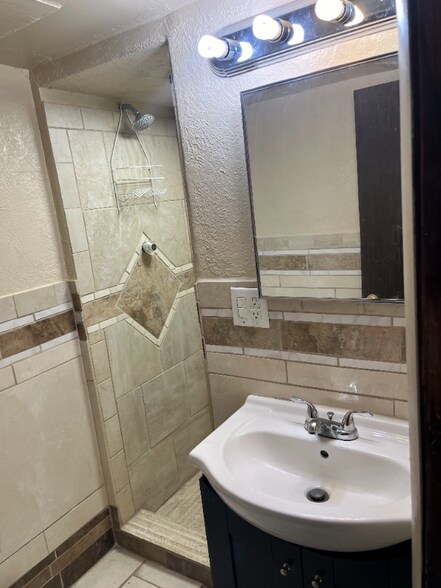 Building Photo - 510 N Queens Ave