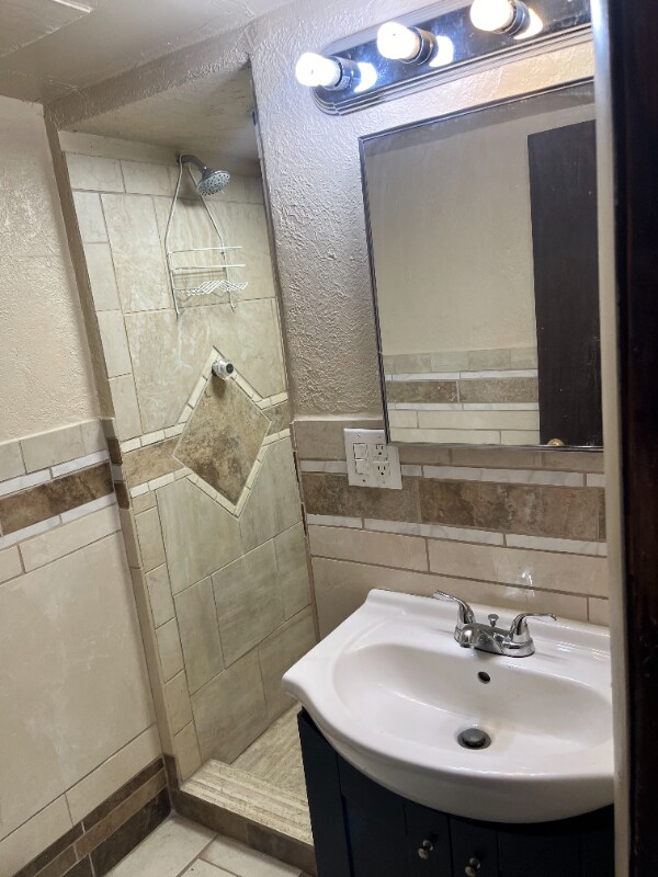 Building Photo - 510 N Queens Ave