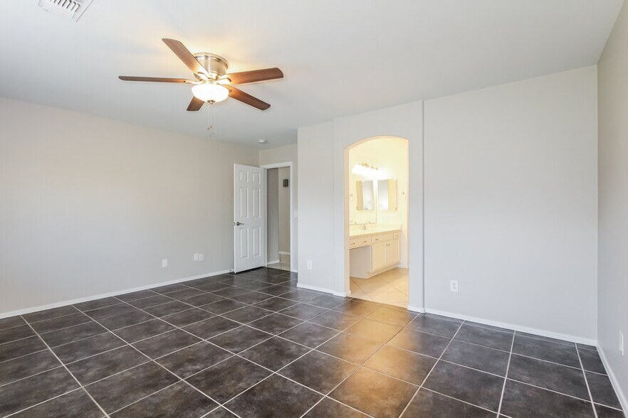 Building Photo - 9561 N 85th Dr