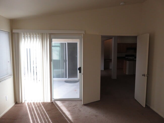 Building Photo - Huge family room with kitchen nicely tucked in the middle.