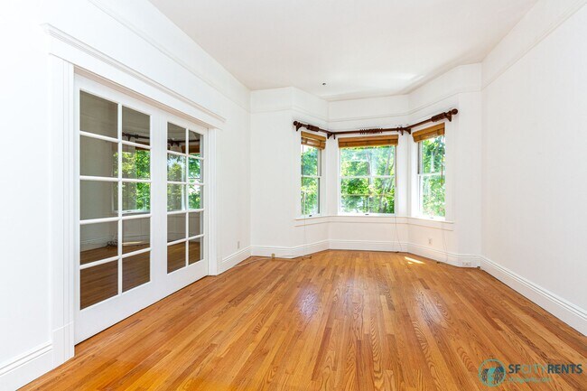 Building Photo - Mission District: Top Floor Flat Above Blondie's Bar w/ Formal Dining Room & W/D in unit