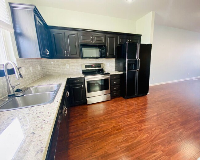 Building Photo - {12337} Spacious Stone Creek Village Townhouse + All Appliances Included + Lawn Care Included + 1...