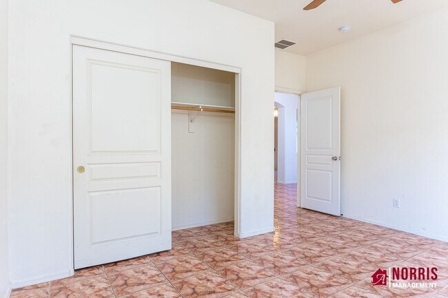 Building Photo - Beautiful Large Home Available Now!