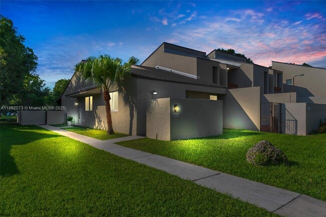Building Photo - 9131 Fontainebleau Blvd