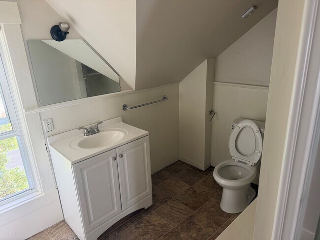Building Photo - Charming 2-Bedroom 1 Bath Apt. in Middleboro