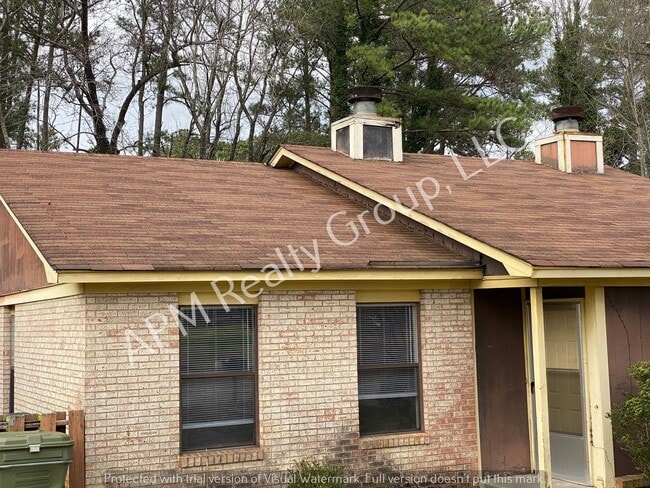 Building Photo - Duplex in convenient location
