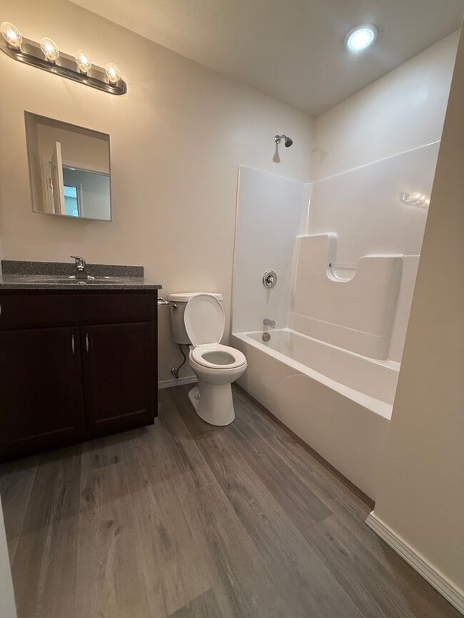 Building Photo - Beautiful 4 Bedroom!