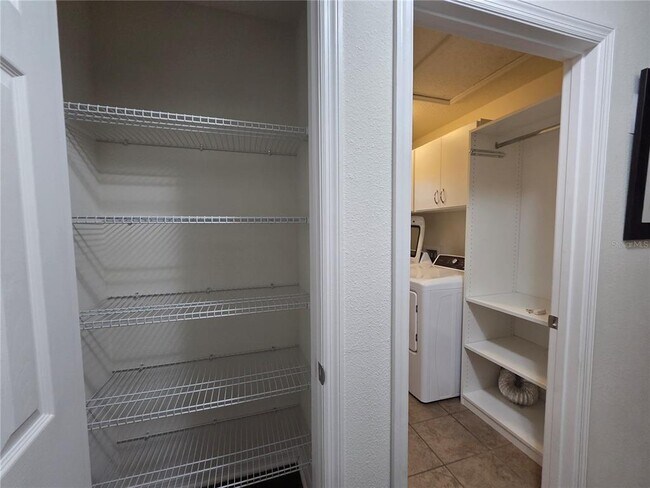 Building Photo - 11842 Silverlake Park Dr