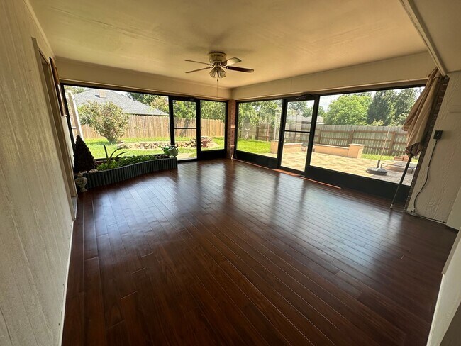 Building Photo - Beautiful South Bossier Home with Sunroom!
