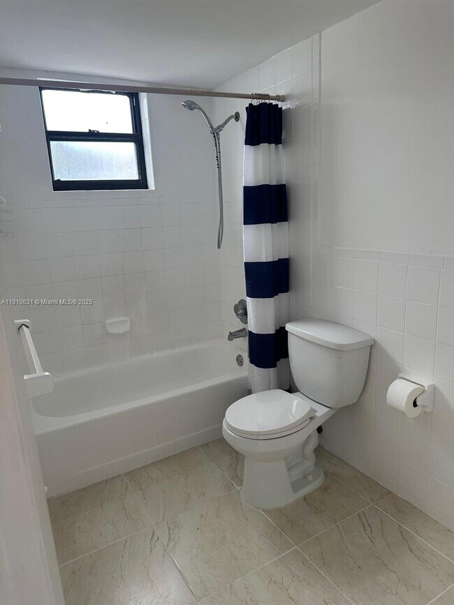 Building Photo - 312 SW 32nd Ave