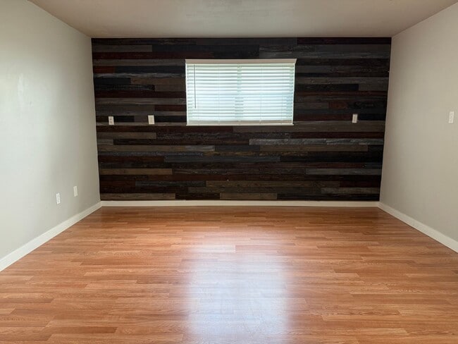 Building Photo - Spacious 3 Bedroom Home with Large Yard & 2-Car Garage