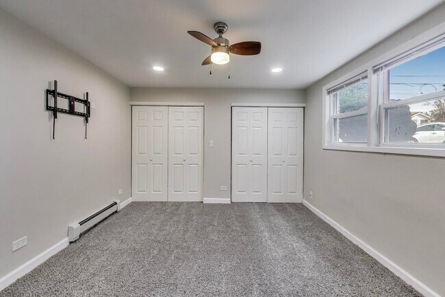 Building Photo - 1086 N Northwest Hwy