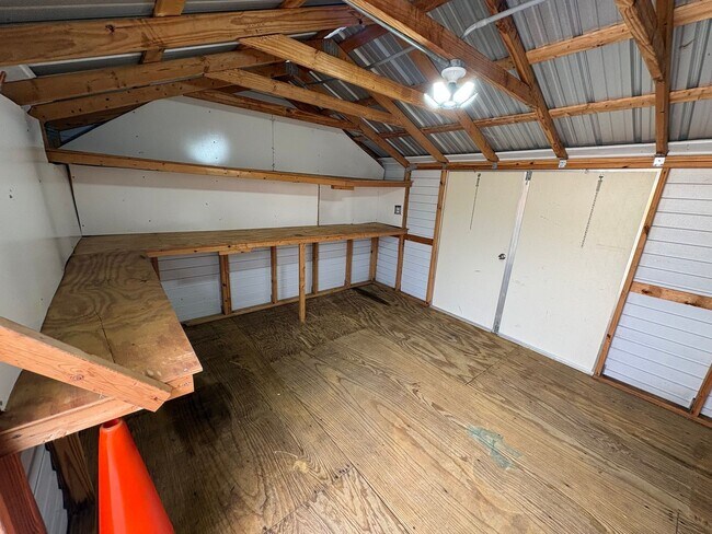 Building Photo - 2 Bed 1 Bath Single Family w/ Fenced Backyard