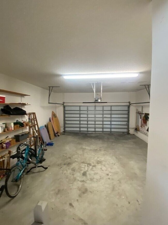 Building Photo - Charming 3-Bedroom Home in Desirable Kure ...