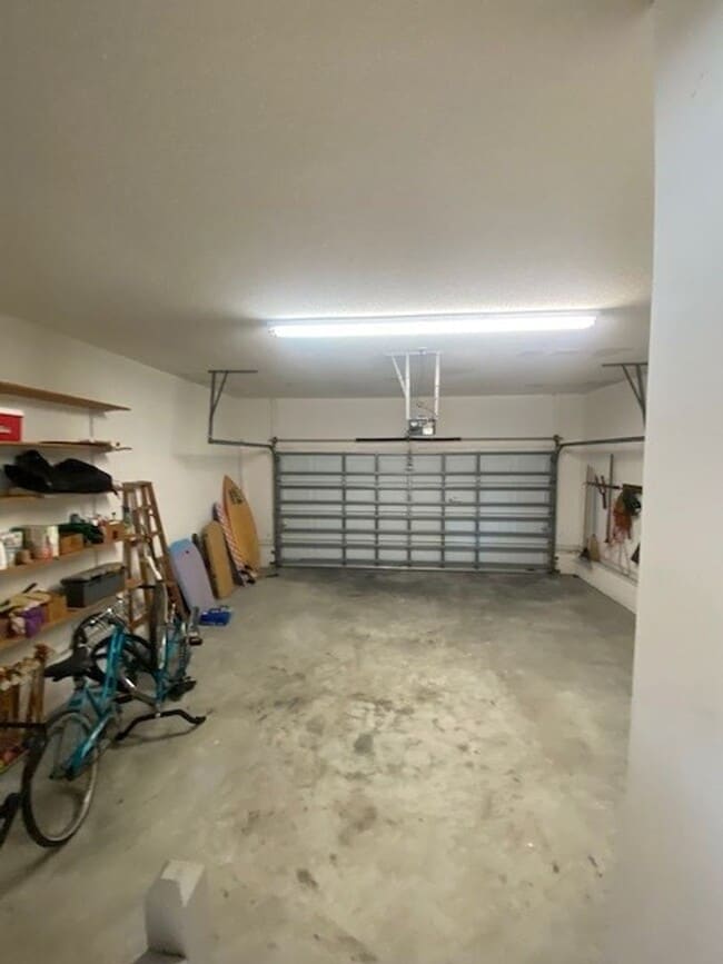 Building Photo - Introducing a charming 3-bedroom, 2-bathro...