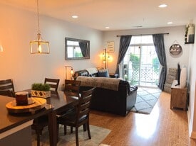 Building Photo - 300 W Elm St