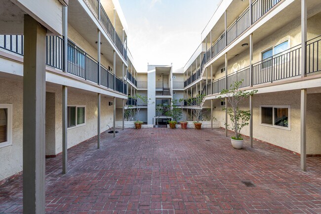 Building Photo - Fully remodeled 2BR/2BA Condo in prime West Hollywood!