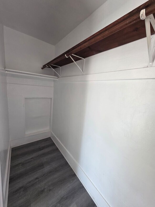 Building Photo - UPGRADED AND FRESH UPPER 1BD/1BA DOWNTOWN ...