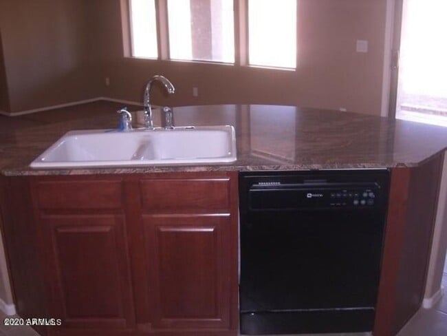 Building Photo - Gorgeous Large 4 Bed 2.5 Bath Home with lo...