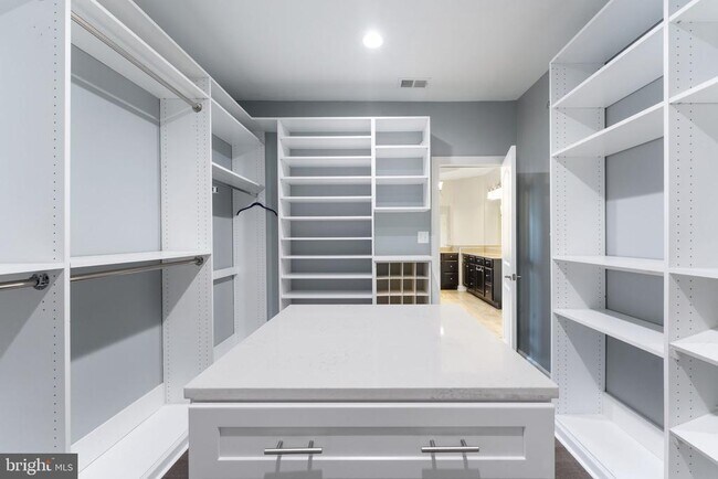 Building Photo - 42524 Rowderbury Square