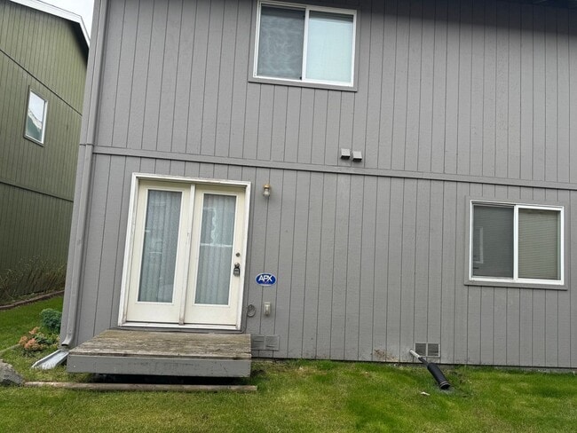 Building Photo - Beautifully updated 3 bed/2 bath townhome
