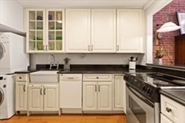 Building Photo - 167 Beacon St