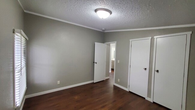 Building Photo - Spacious, Newly Renovated 3 Bed, 2 Bath Home
