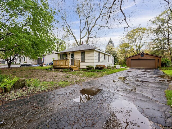 Building Photo - Welcome to this beautiful 2 bedroom, 1 bat...