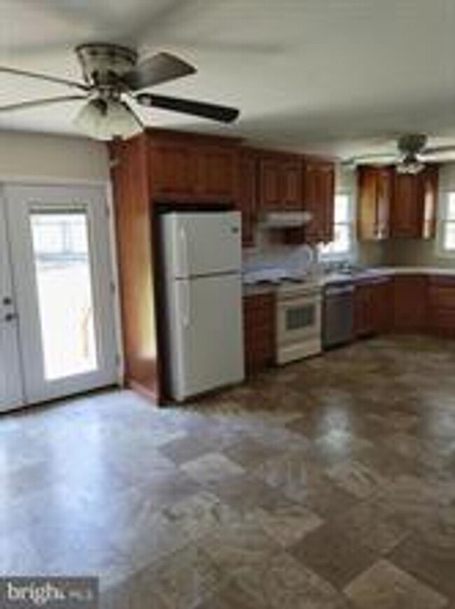 Building Photo - 3 BR Country Home